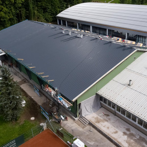 Innocente Dachdeckerei und Spenglerei: Tennishalle Gmunden