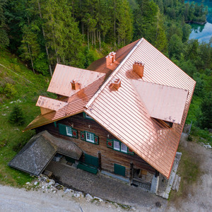 Innocente Dachdeckerei und Spenglerei: Jagdhütte Seeleithen